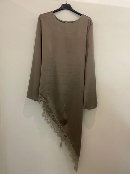 Tunique asymétrique avec finition dentelle