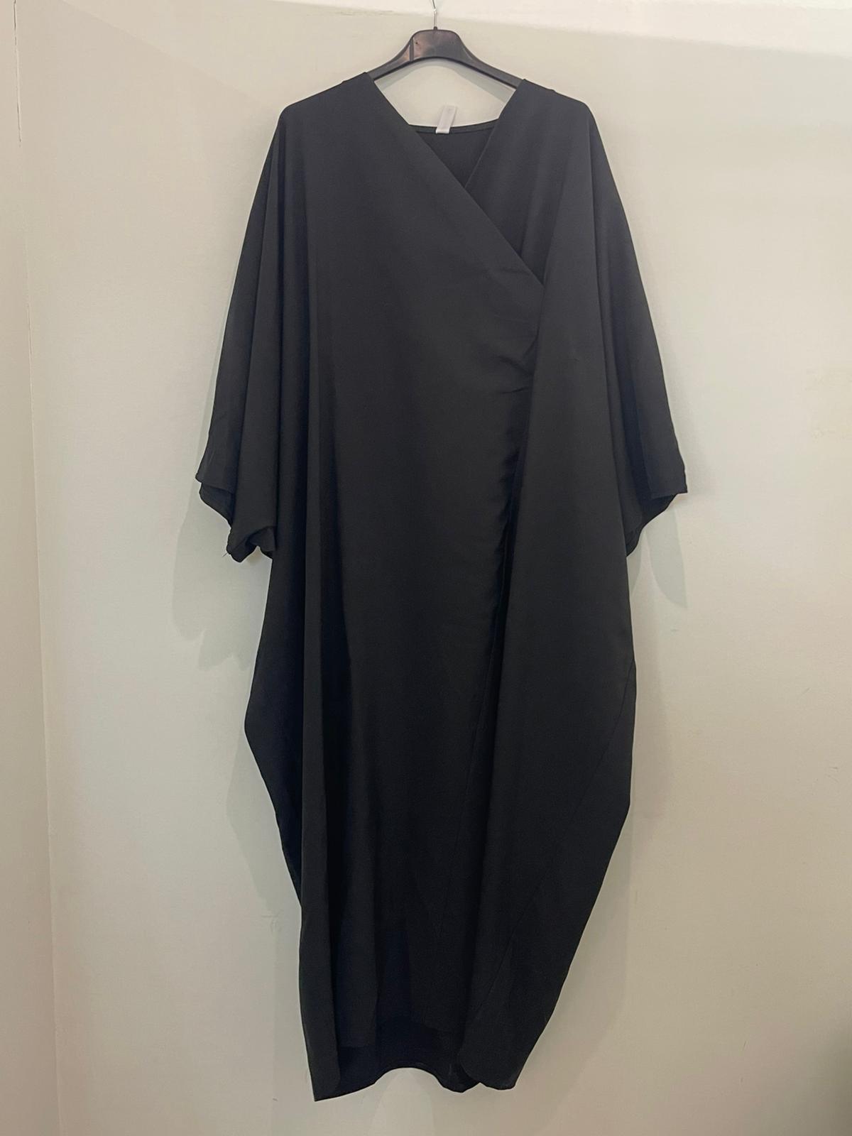 Robe longue drapée à manches larges