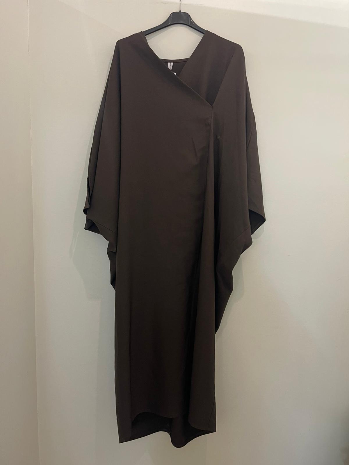 Robe longue drapée à manches larges