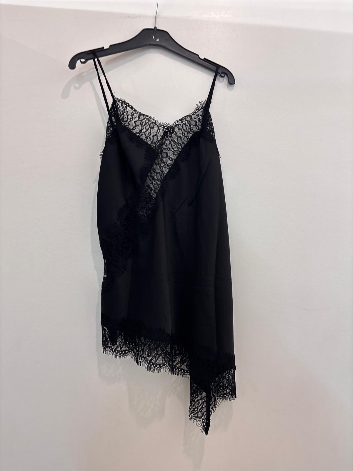 Top satin asymétrique avec dentelle