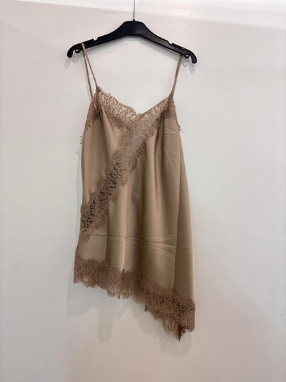 Top satin asymétrique avec dentelle