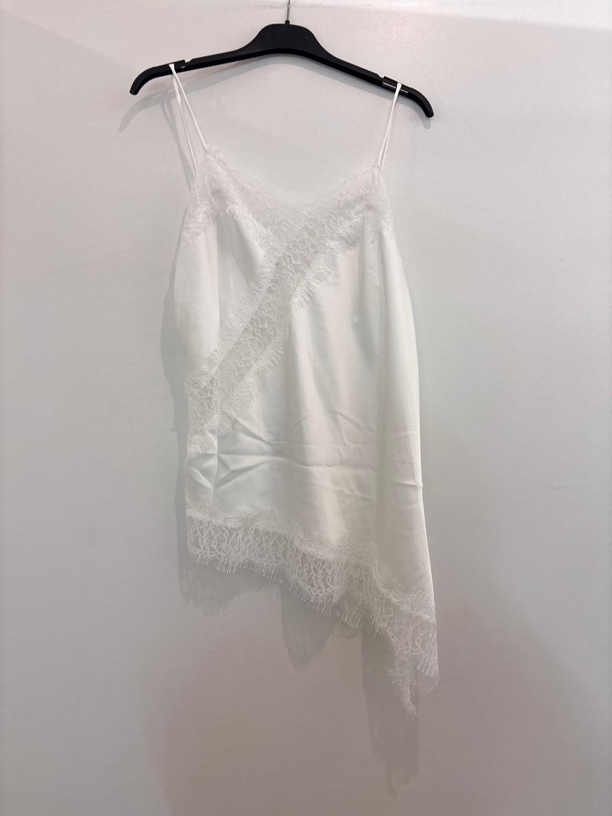 Top satin asymétrique avec dentelle