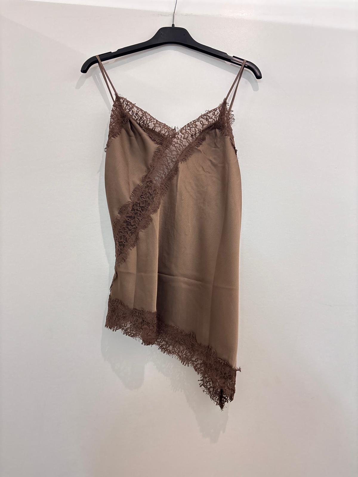 Top satin asymétrique avec dentelle