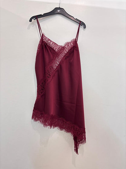 Top satin asymétrique avec dentelle
