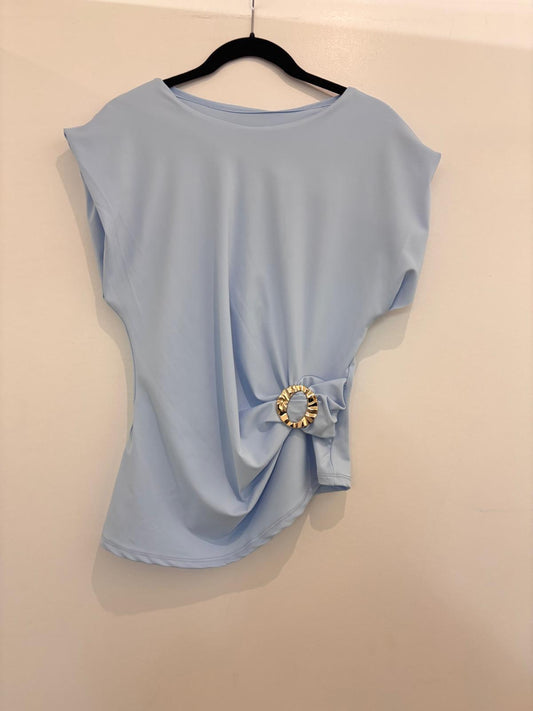 Top drapé avec boucle décorative