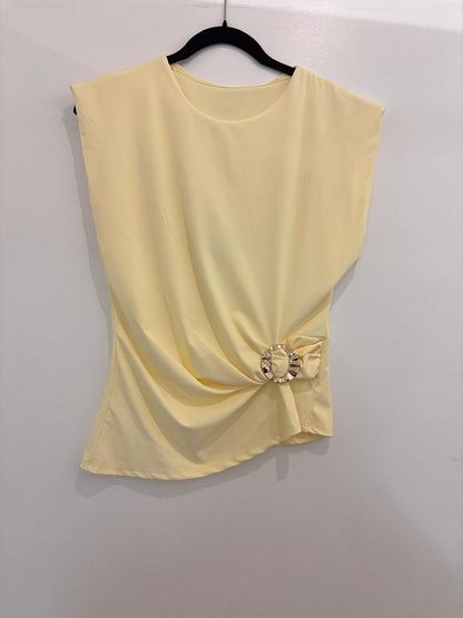 Top drapé avec boucle décorative