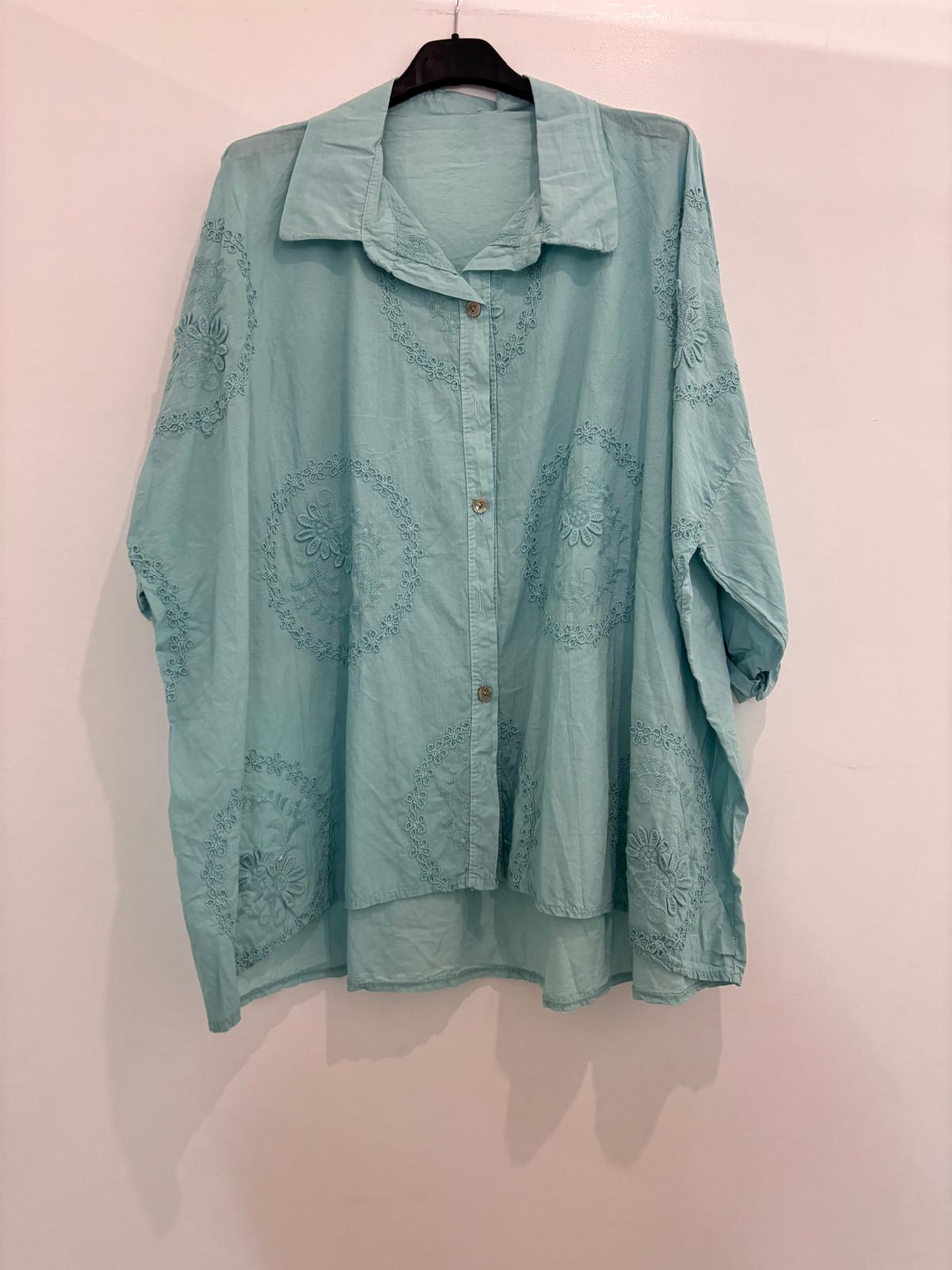 Chemise oversize brodée à motifs floraux