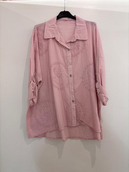 Chemise oversize brodée à motifs floraux