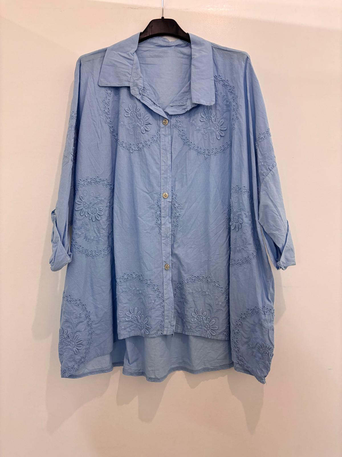 Chemise oversize brodée à motifs floraux