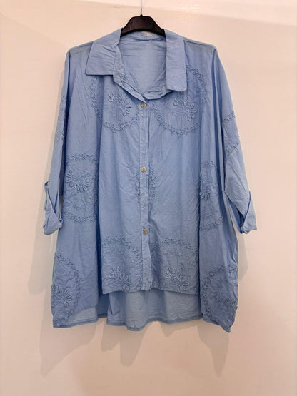 Chemise oversize brodée à motifs floraux