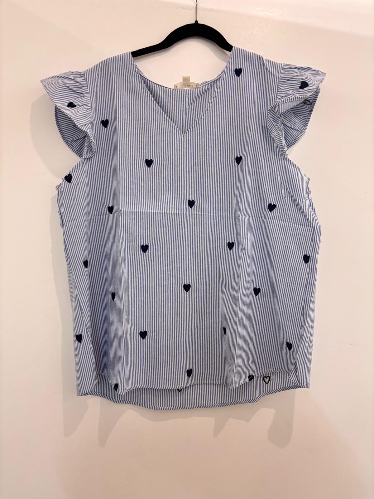 Blouse rayée bleu à cœurs et manches volantées