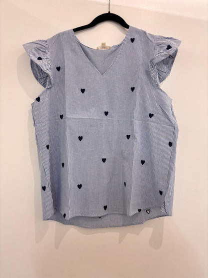 Blouse rayée bleu à cœurs et manches volantées
