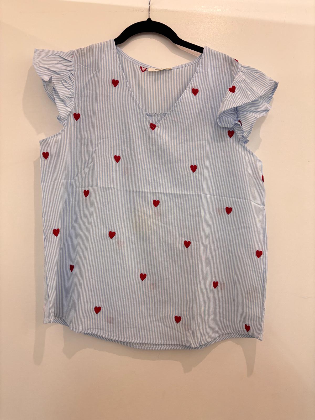 Blouse rayée bleu à cœurs et manches volantées