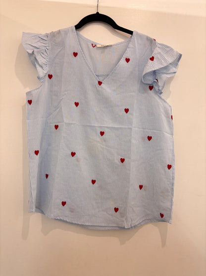 Blouse rayée bleu à cœurs et manches volantées