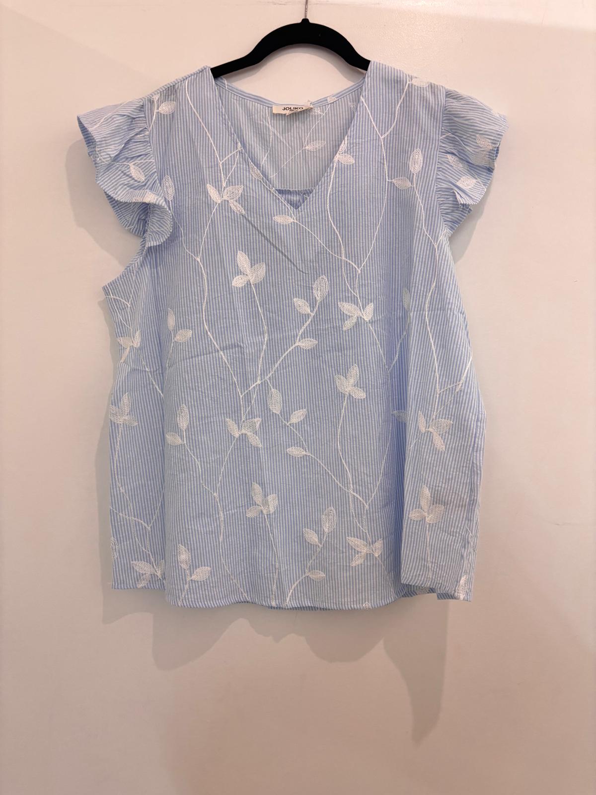 Blouse rayée bleu ciel brodée de motifs floraux manches volantées
