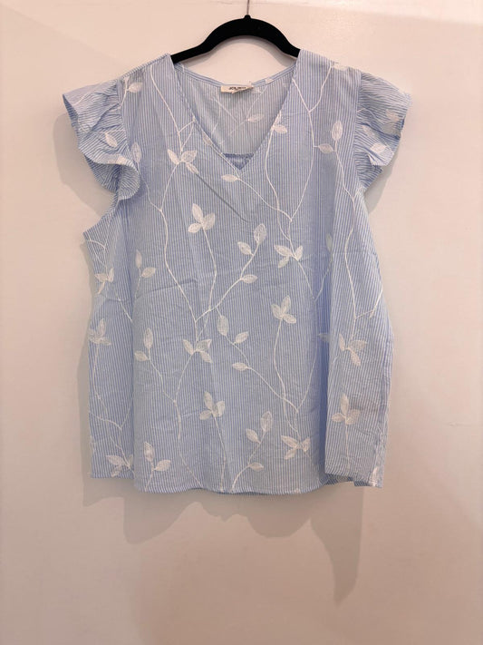 Blouse rayée bleu ciel brodée de motifs floraux manches volantées