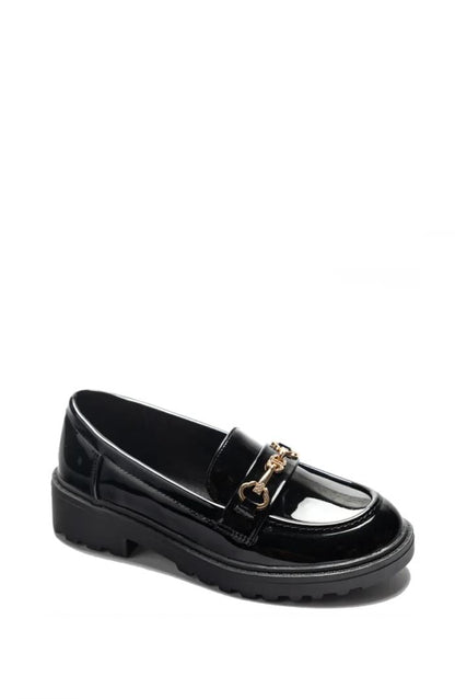 Mocassins vernis à semelle crantée avec détail métallique