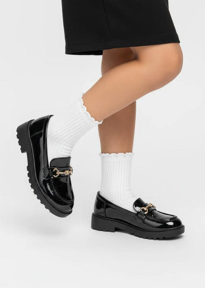 Mocassins vernis à semelle crantée avec détail métallique