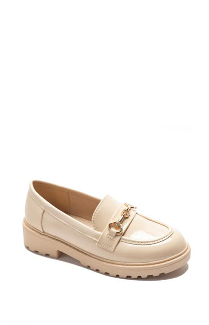 Mocassins vernis à semelle crantée avec détail métallique