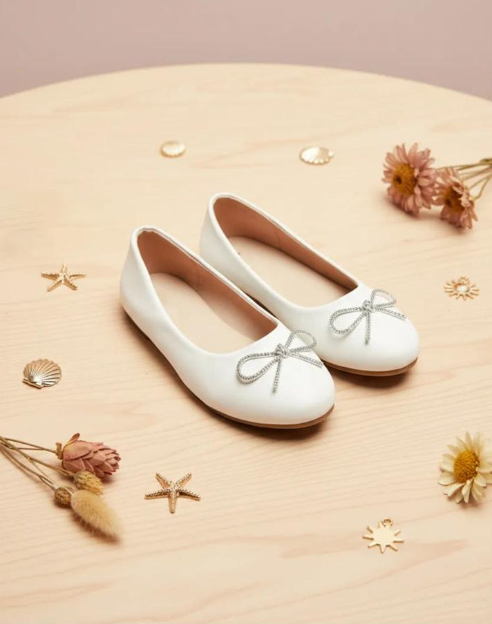 Ballerine blanche avec nœud décoratif en chaîne argentée