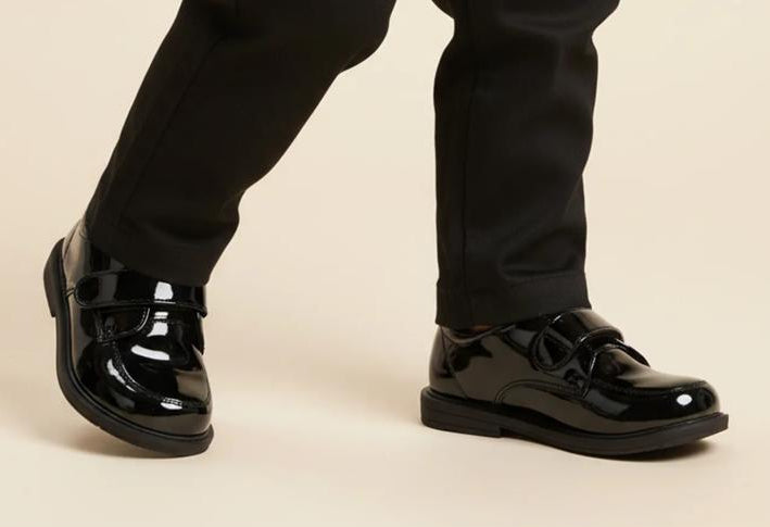 Chaussure habillée noire vernis avec fermeture velcro