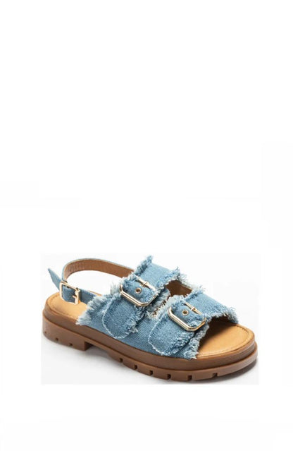 Sandale en tissu jean effiloché avec double bride à boucles dorées et semelle caramel crantée