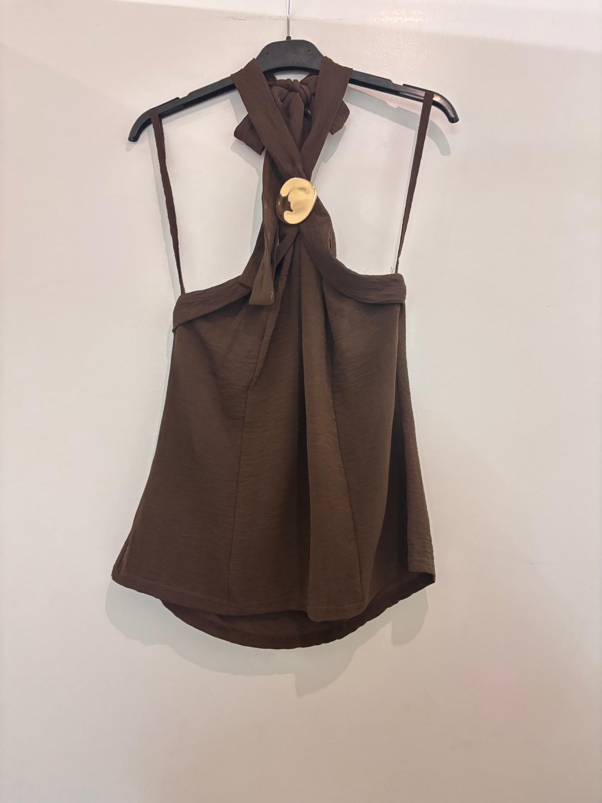 Top sans manches en tissu froissé avec col croisé et détail médaillon doré