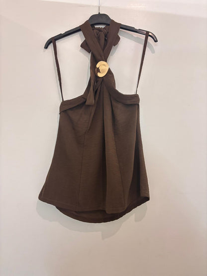 Top sans manches en tissu froissé avec col croisé et détail médaillon doré