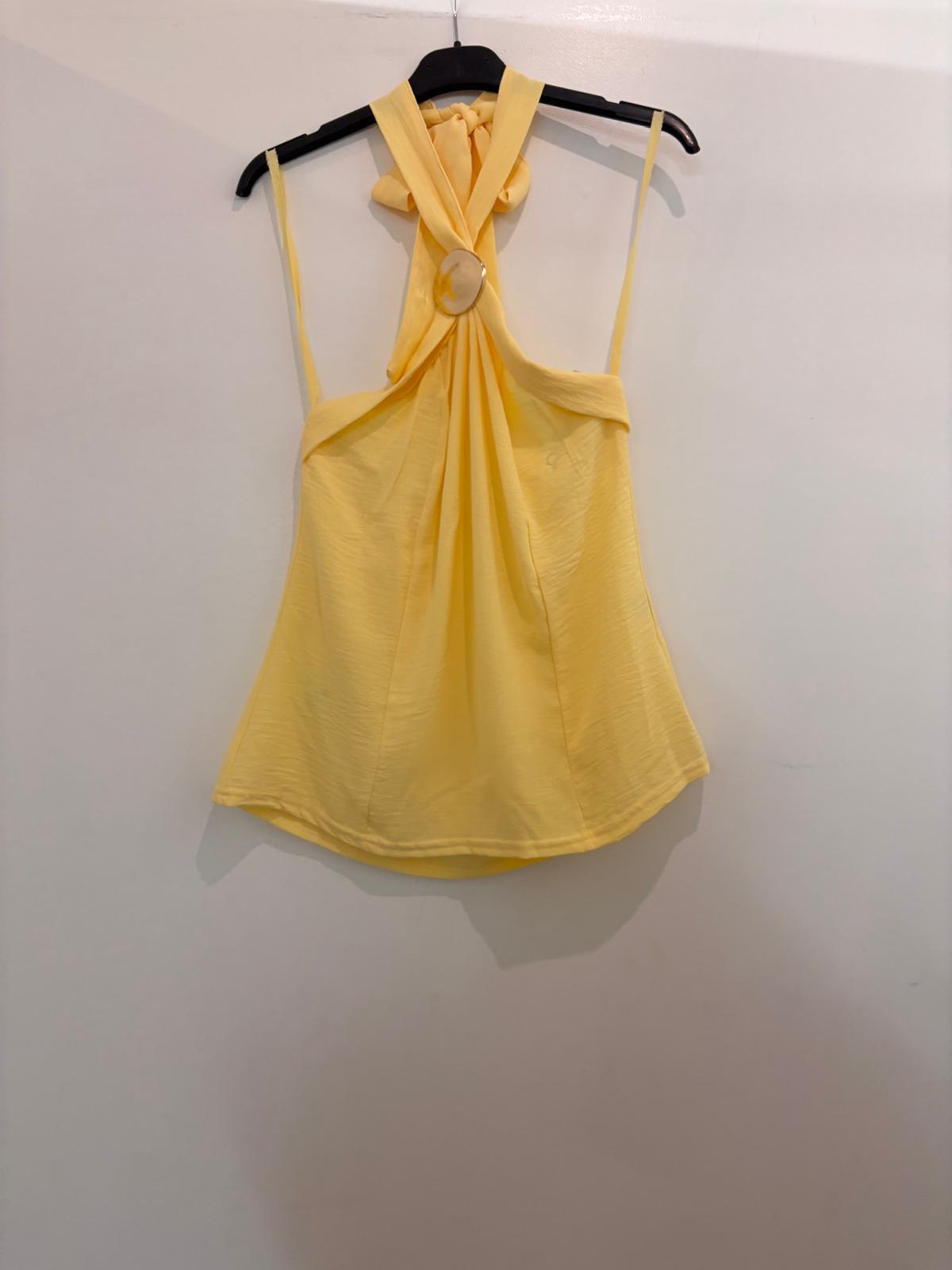 Top sans manches en tissu froissé avec col croisé et détail médaillon doré
