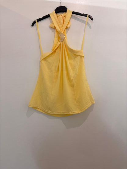 Top sans manches en tissu froissé avec col croisé et détail médaillon doré