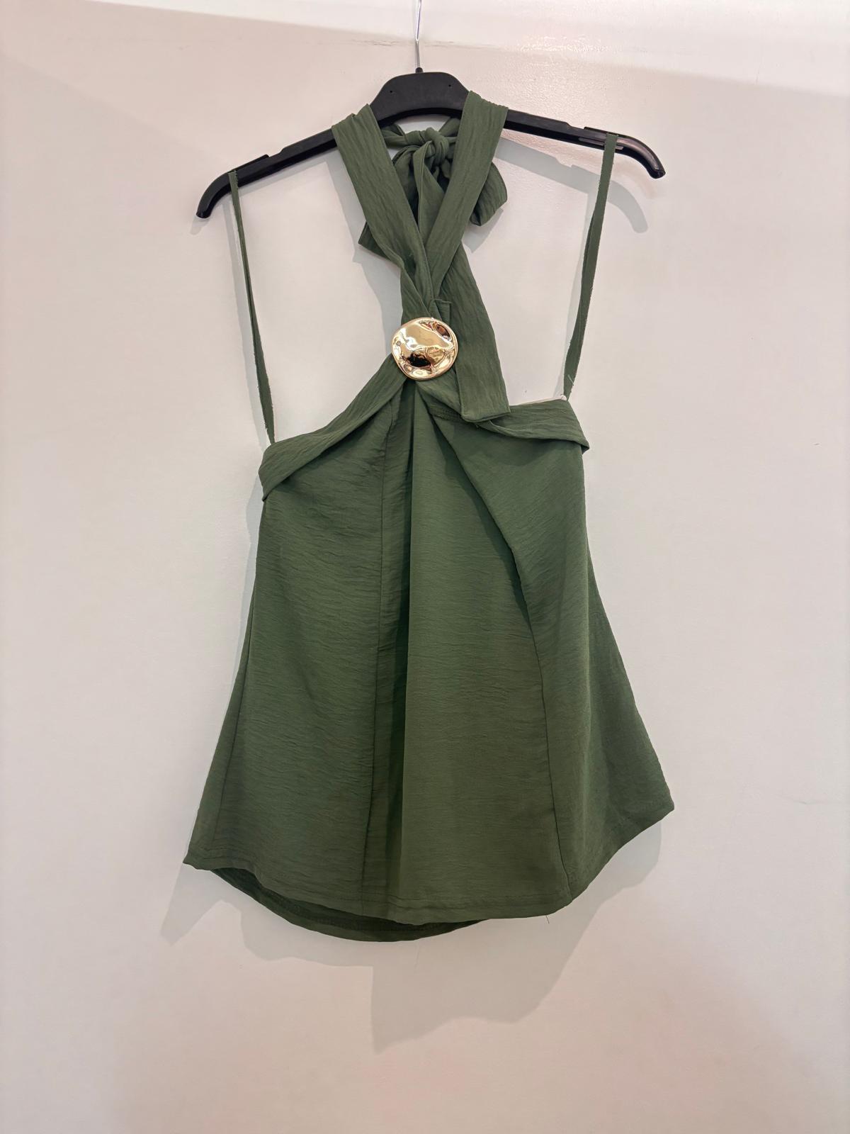 Top sans manches en tissu froissé avec col croisé et détail médaillon doré