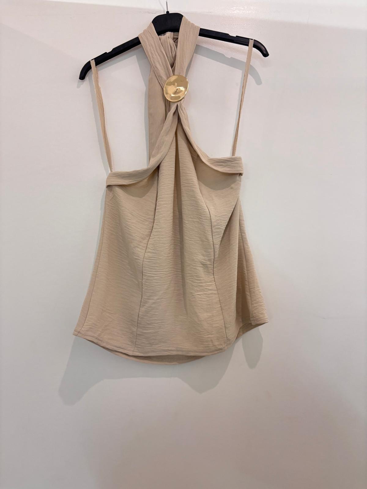 Top sans manches en tissu froissé avec col croisé et détail médaillon doré