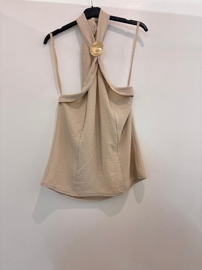Top sans manches en tissu froissé avec col croisé et détail médaillon doré