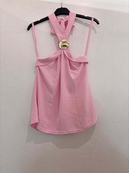 Top sans manches en tissu froissé avec col croisé et détail médaillon doré