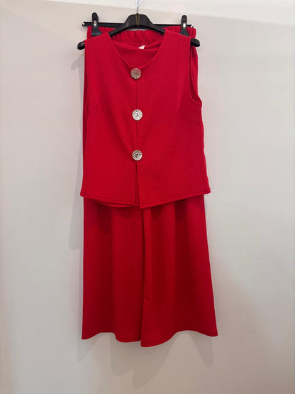 Ensemble veste sans manches et pantalon wide leg en tissu texturé avec boutons dorés