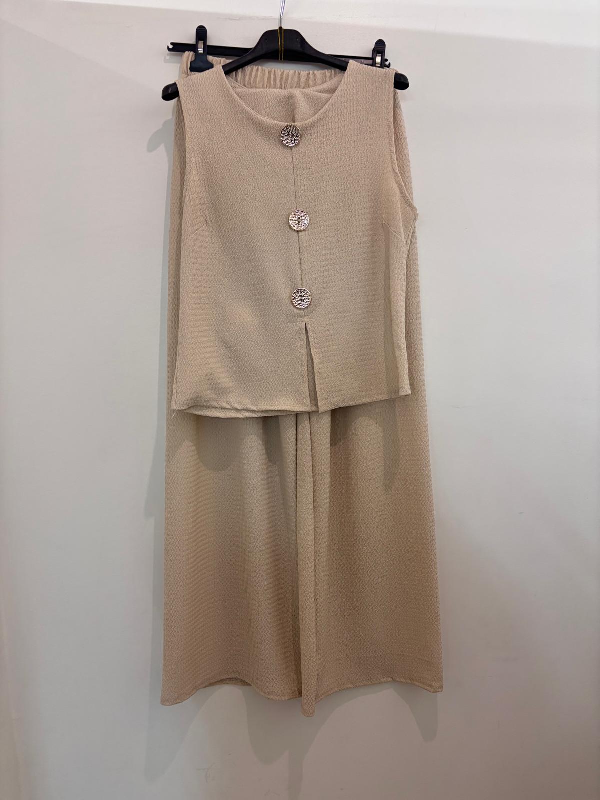 Ensemble veste sans manches et pantalon wide leg en tissu texturé avec boutons dorés
