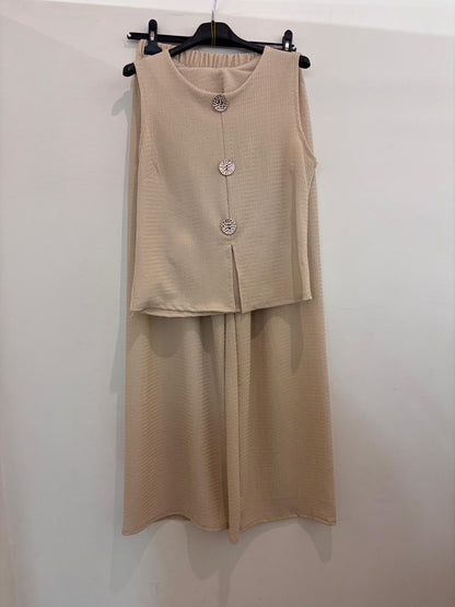 Ensemble veste sans manches et pantalon wide leg en tissu texturé avec boutons dorés