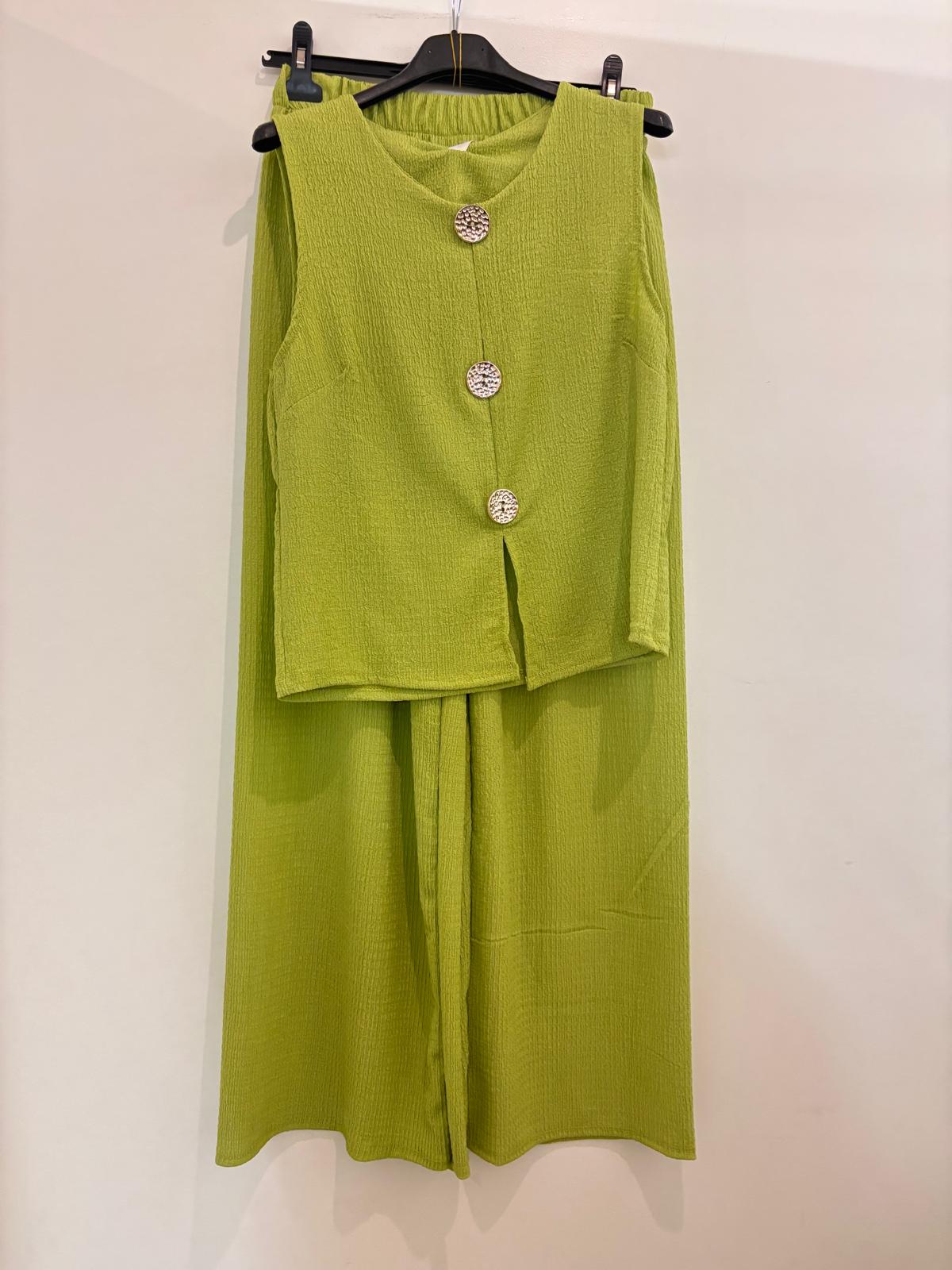 Ensemble veste sans manches et pantalon wide leg en tissu texturé avec boutons dorés