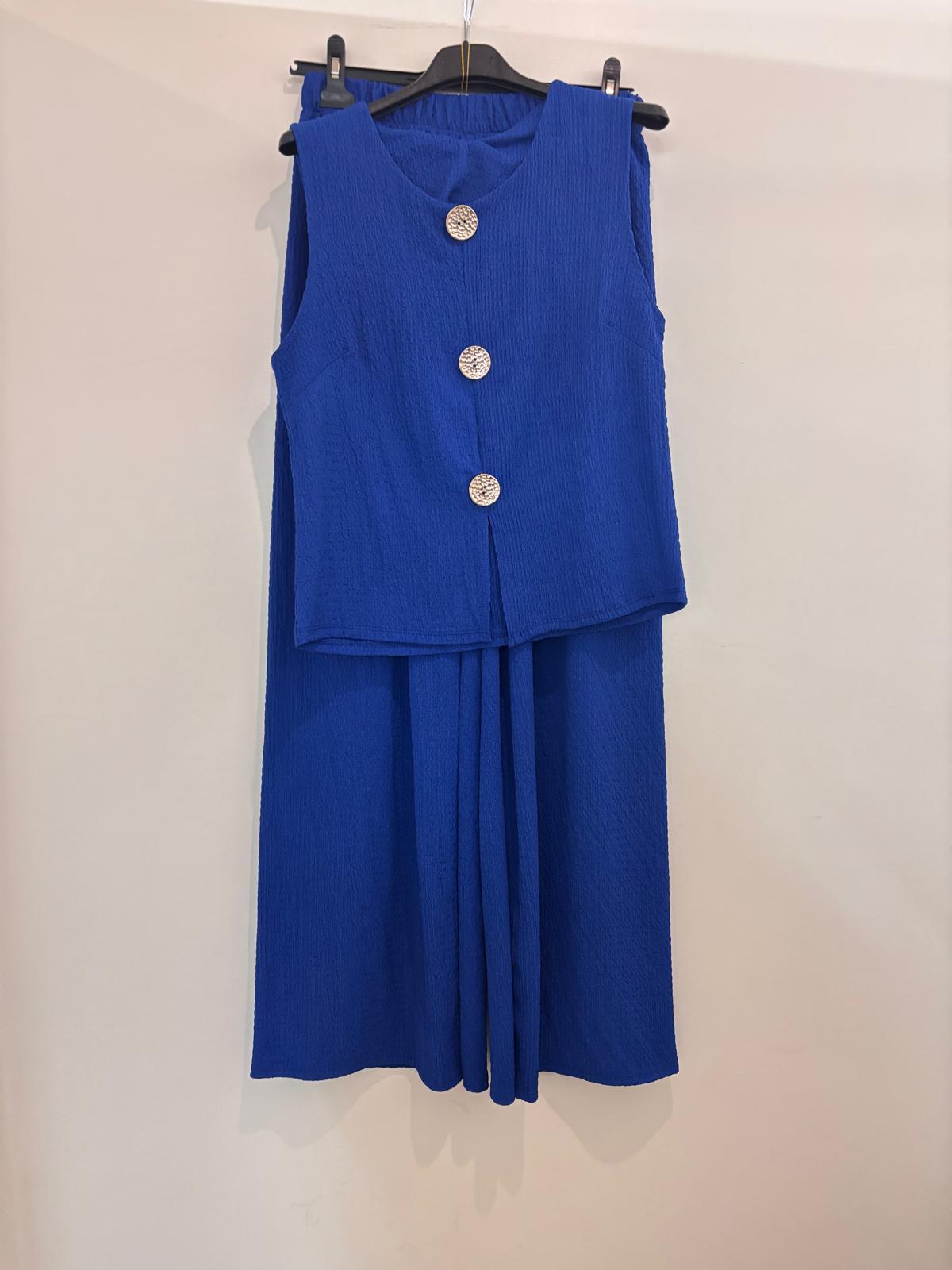Ensemble veste sans manches et pantalon wide leg en tissu texturé avec boutons dorés