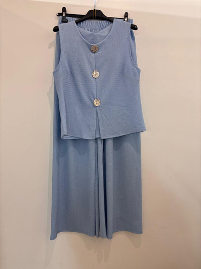 Ensemble veste sans manches et pantalon wide leg en tissu texturé avec boutons dorés