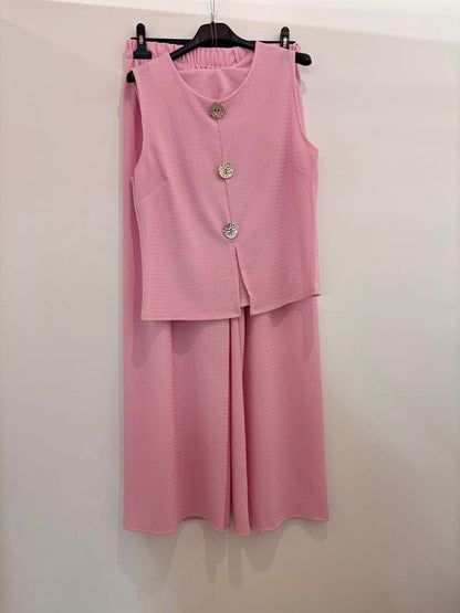 Ensemble veste sans manches et pantalon wide leg en tissu texturé avec boutons dorés