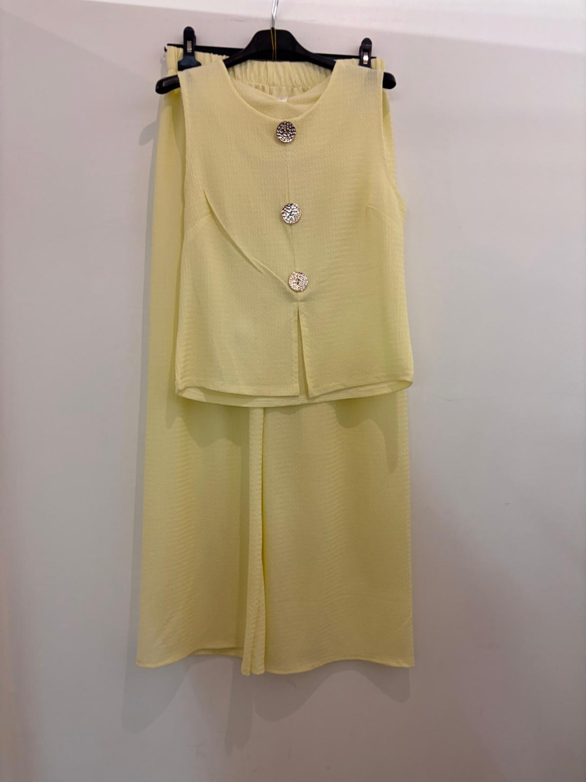 Ensemble veste sans manches et pantalon wide leg en tissu texturé avec boutons dorés