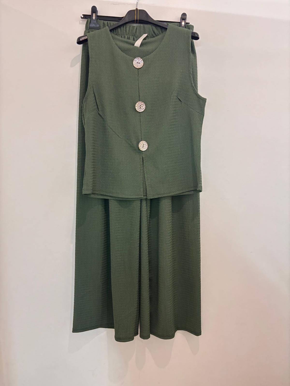 Ensemble veste sans manches et pantalon wide leg en tissu texturé avec boutons dorés