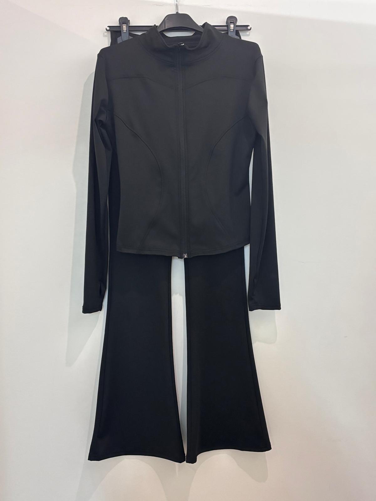 Ensemble sportswear avec survêtement avec veste zippée ajustée et pantalon flare