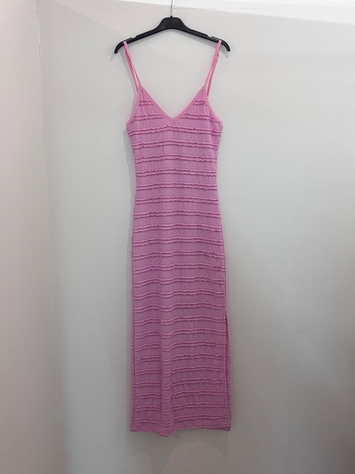 Robe en tissu texturé à bretelles fines décolleté V et fente latérale