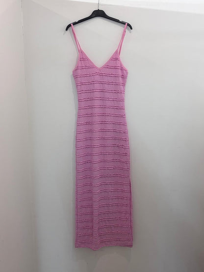 Robe en tissu texturé à bretelles fines décolleté V et fente latérale