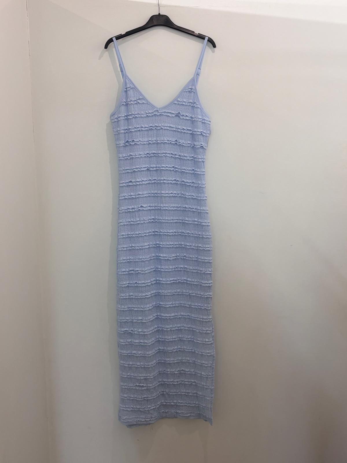 Robe en tissu texturé à bretelles fines décolleté V et fente latérale