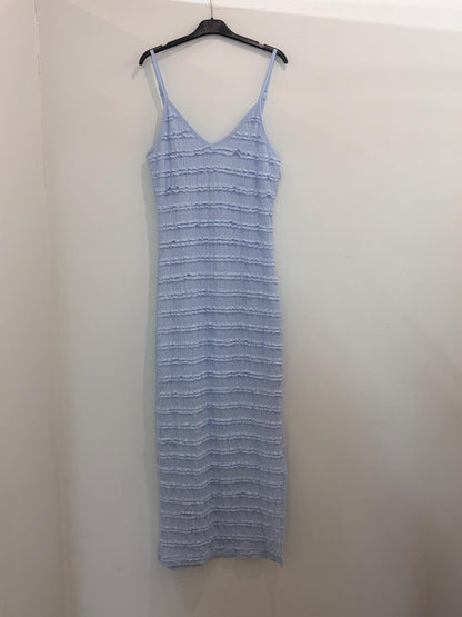Robe en tissu texturé à bretelles fines décolleté V et fente latérale
