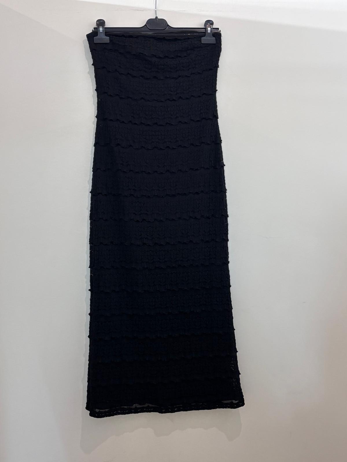 Robe tube sans bretelles en dentelle avec volants étagés coupe ajustée midi