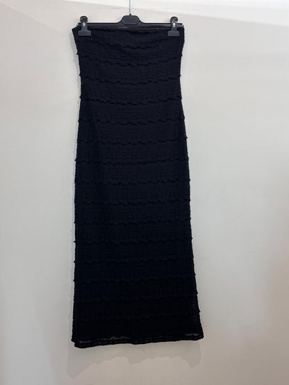 Robe tube sans bretelles en dentelle avec volants étagés coupe ajustée midi